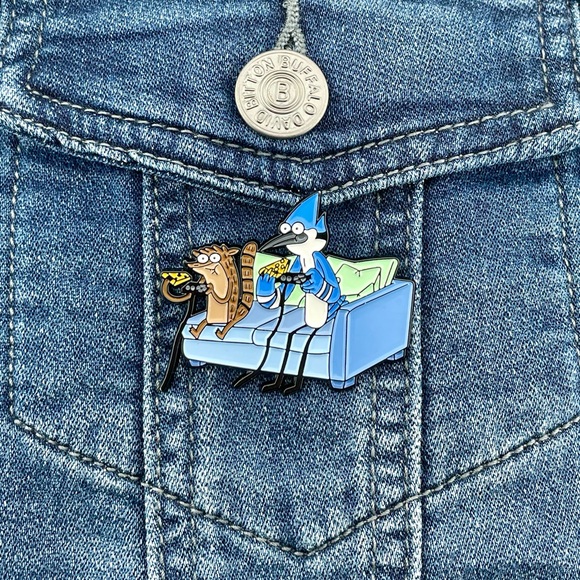 Regular Show Enamel Pin Mordecai And Rigby Sitting On A Couch W/Pizza - Picture 5 of 5
